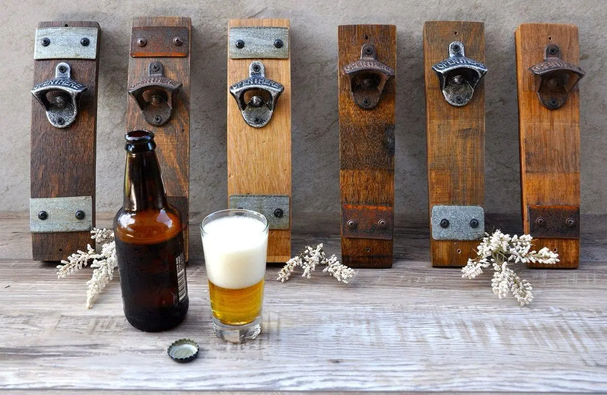 Destapadores fabricados con duelas de barrica junto a cerveza