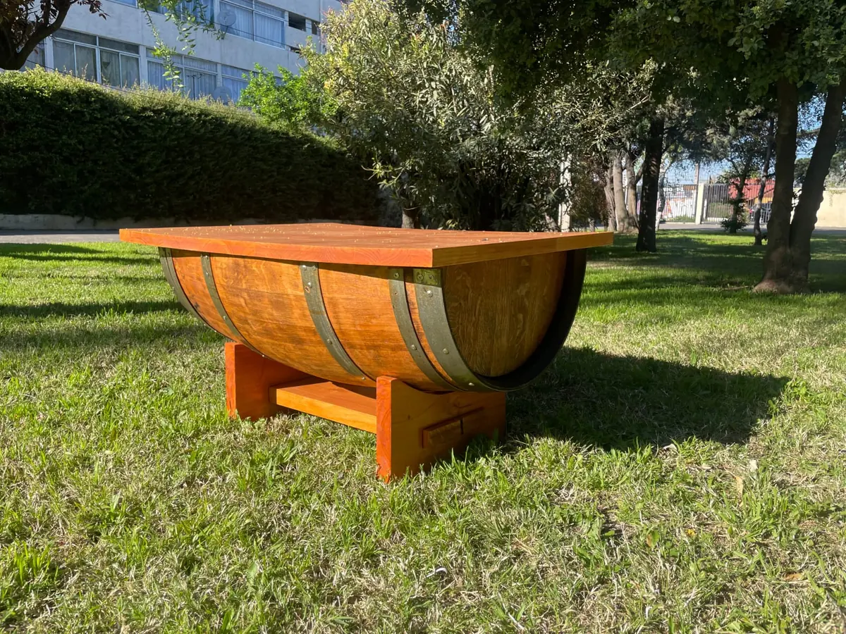 Mesa de centro fabricada con media barrica sobre césped