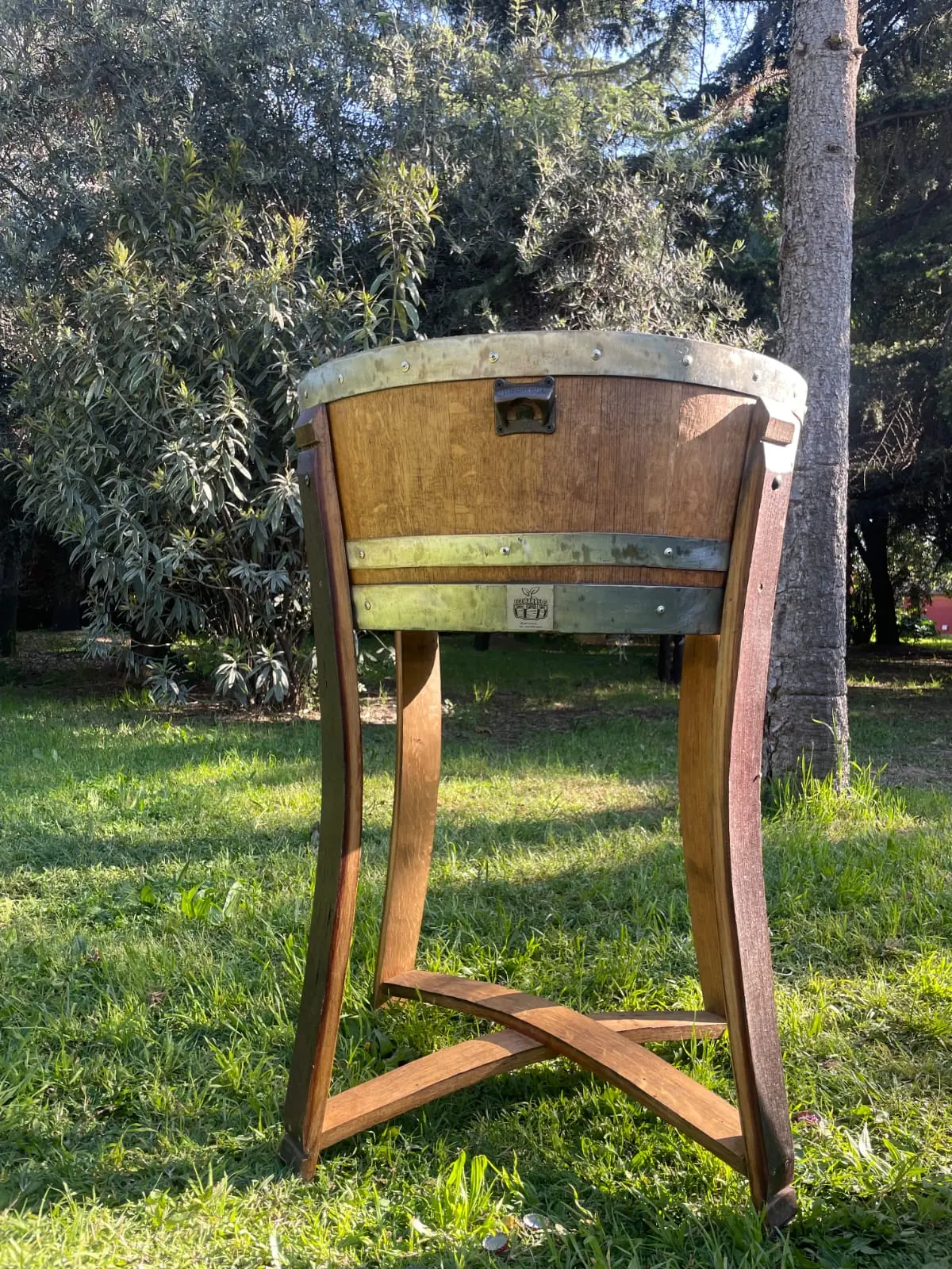 Hielera alta de barrica instalada en un jardín
