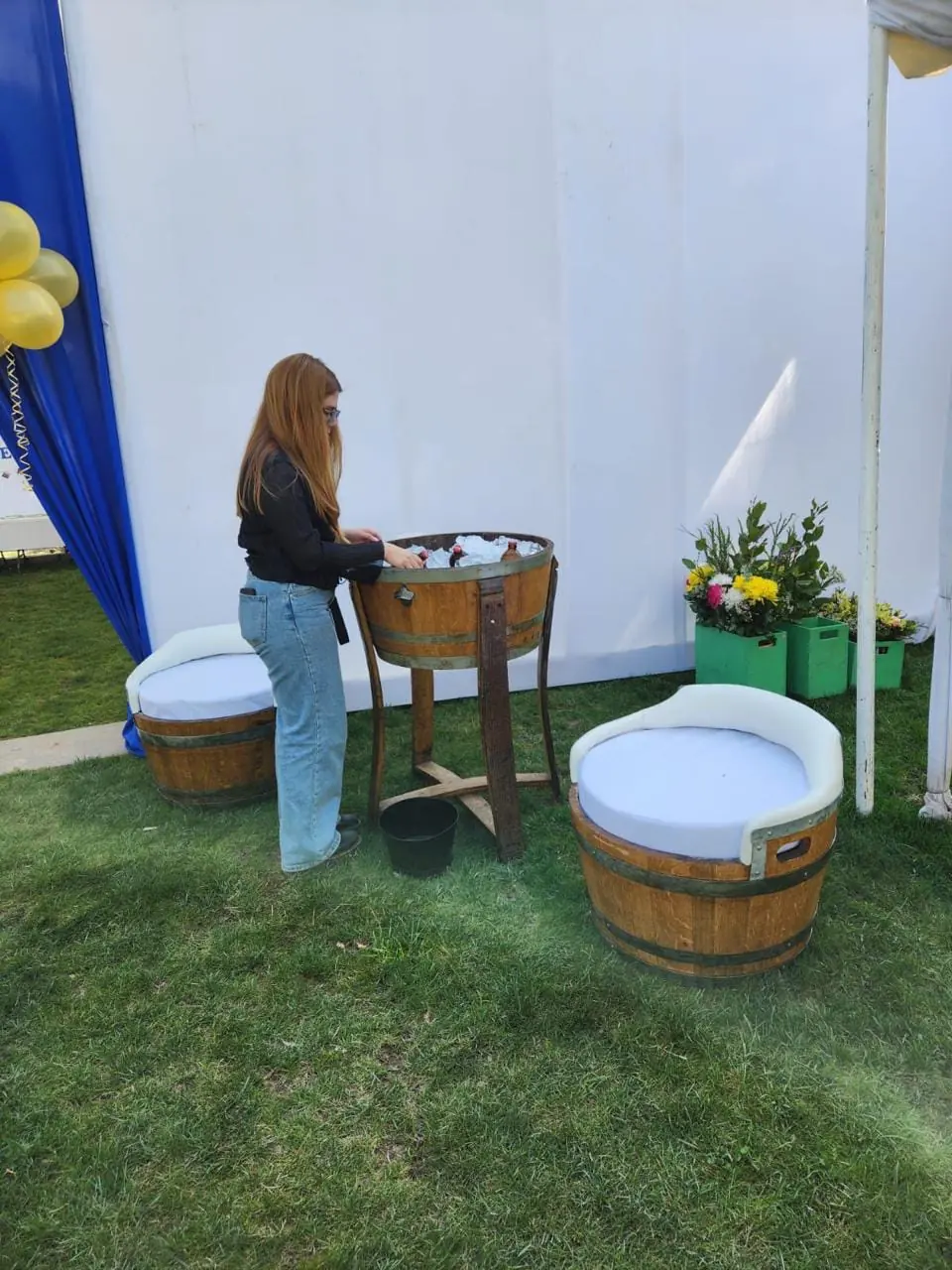 Hielera alta y sillones de barrica instalados en un evento