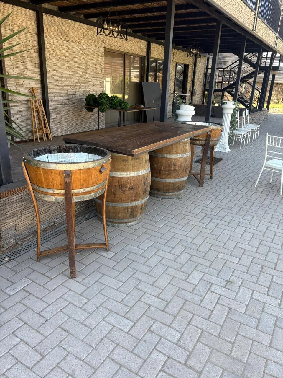 Barra y mesas altas de barrica en una terraza comercial