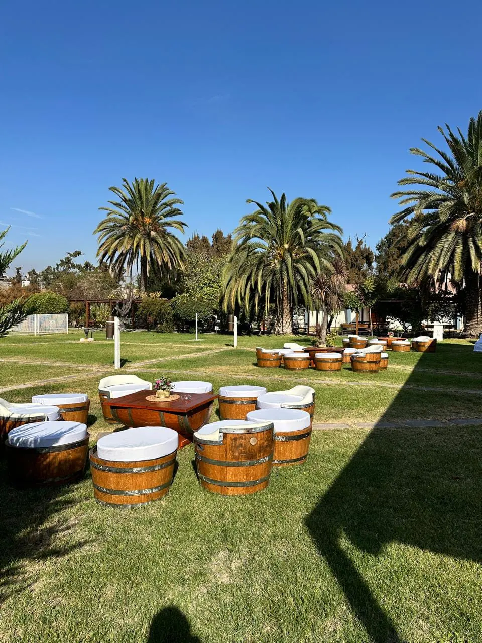Varios livings de barricas distribuidos en un parque