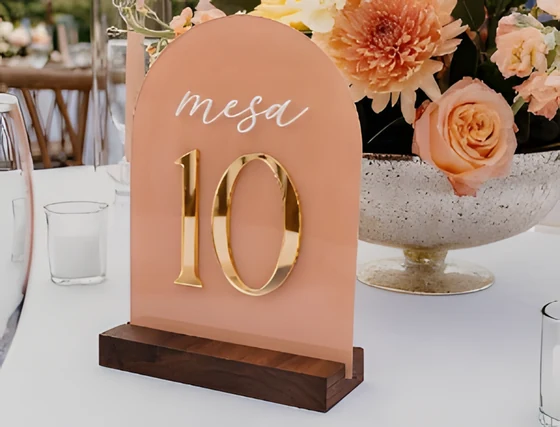 Número de mesa personalizado en acrílico sobre base de madera